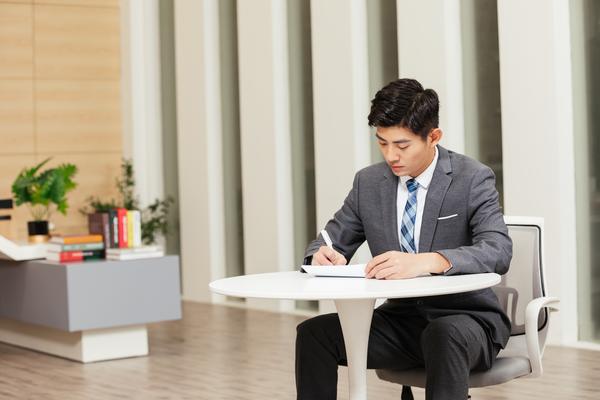 《营运与营销培训生简历制作指南：打造出色职业生涯的三大法宝》图1