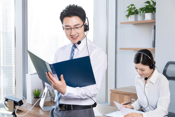 “数字营销杂志穿搭排版图片”：数字化时代下视觉传播的核心工具 图2